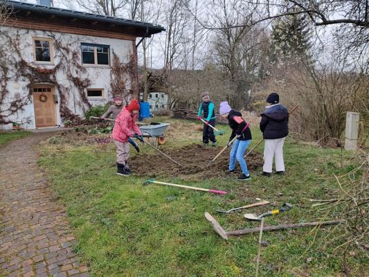 © Susanna Staudinger Kinder säen eine Wildblumenwiese