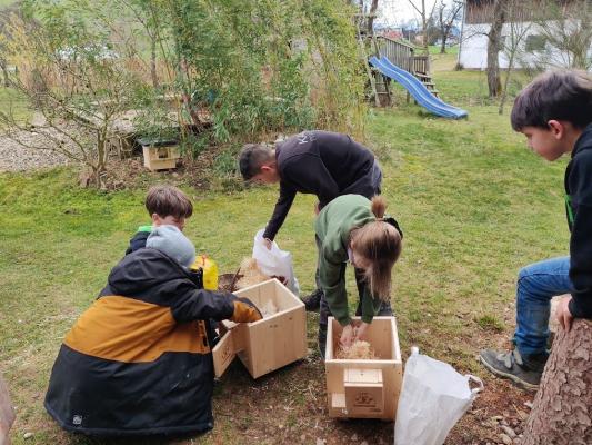 Hummelnistkästen werden gebaut und ausgestaltet © Susanna Staudinger Kinder bauen Hummelnistkästen