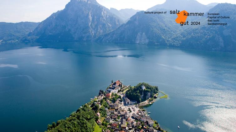 Traunsee mit Traunkirchen und Blick auf Traunstein