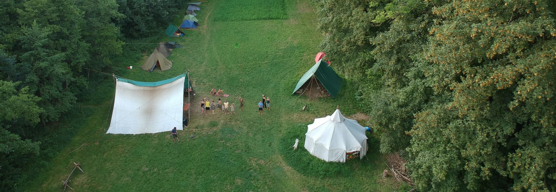 Wildniscamp auf der Wiese