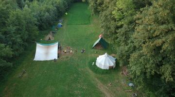 Wildniscamp auf der Wiese